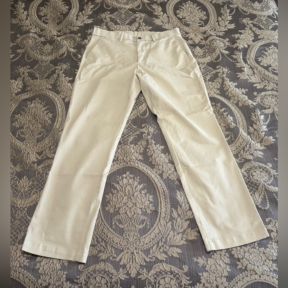 GAP Modern Khaki Pants in Relaxed Fit Size 33 x 30 Worn Once! Great Condition!